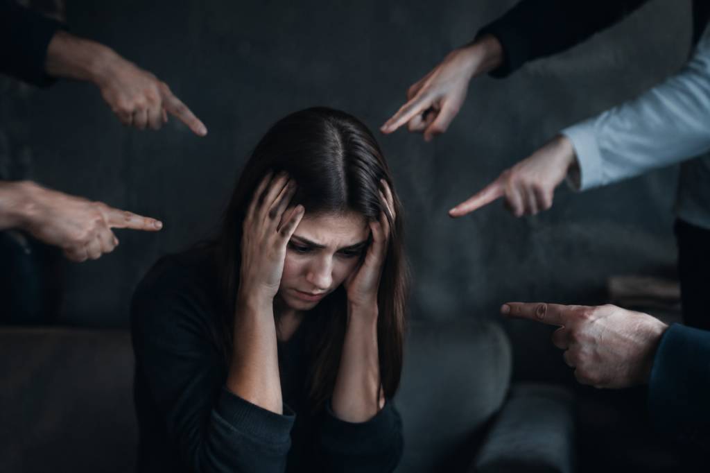 Conspirationnistes et dérives sectaires : comprendre les mécanismes de l’emprise psychologique